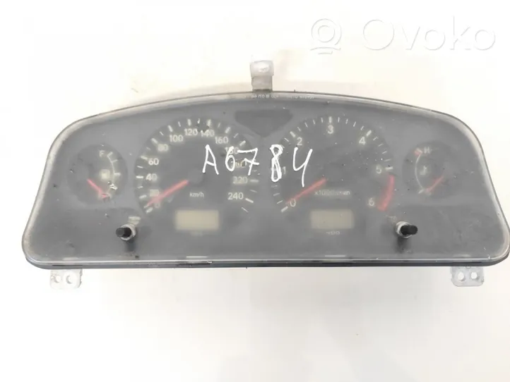 Toyota Avensis T220 Speedometer (instrument cluster) 8380005310