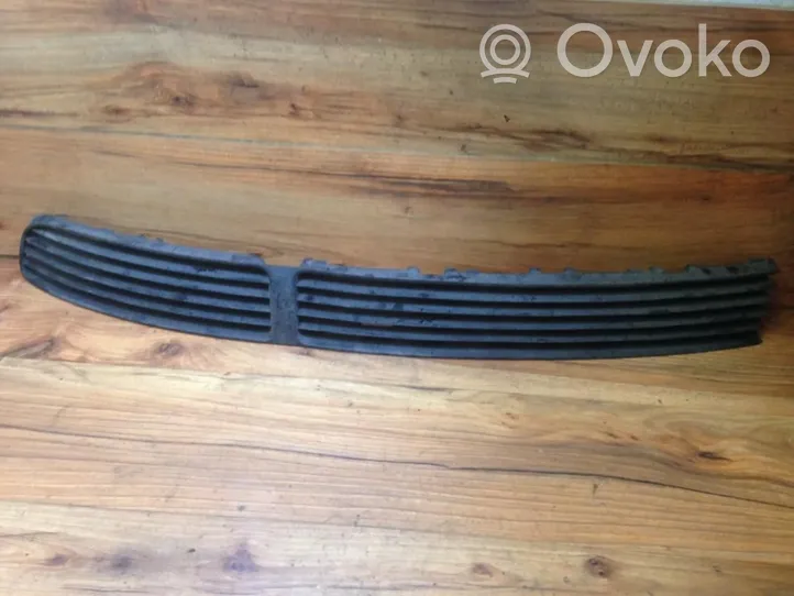 Volkswagen PASSAT B5 Grille inférieure de pare-chocs avant 3b0853677a