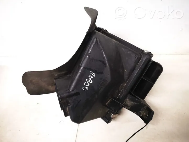 Audi A4 S4 B5 8D Oro filtro dėžė 058133837