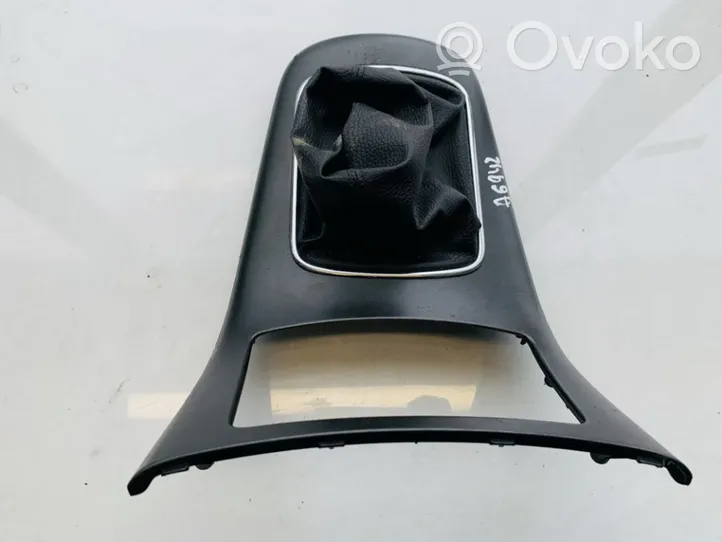 Toyota Avensis T250 Rivestimento in plastica cornice della leva del cambio 92142