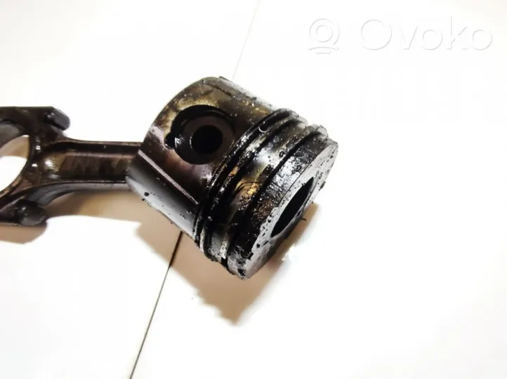 Peugeot 307 Piston avec bielle 