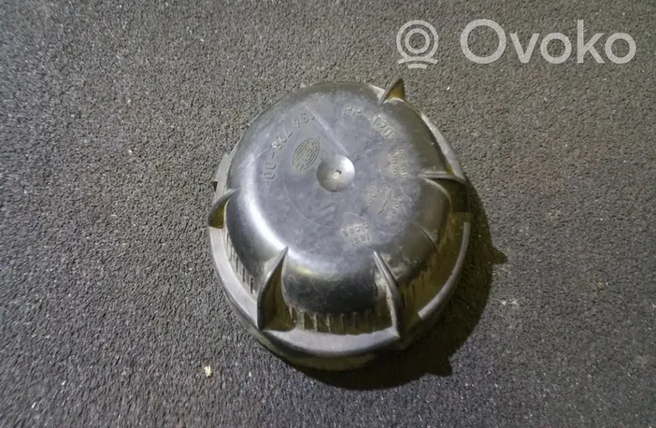 Volkswagen Golf III Cache-poussière de phare avant 13472800