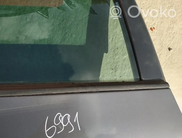 Hyundai ix35 Listón embellecedor de la ventana de la puerta trasera 