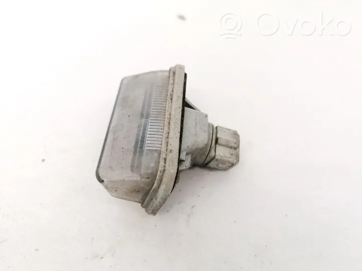 Toyota Avensis T220 Lampa oświetlenia tylnej tablicy rejestracyjnej E1001479