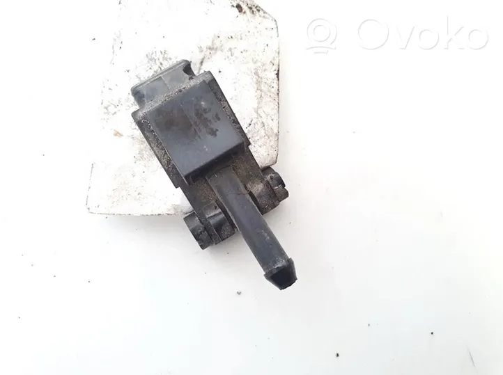 Volkswagen PASSAT B5 Windshield washer spray nozzle 