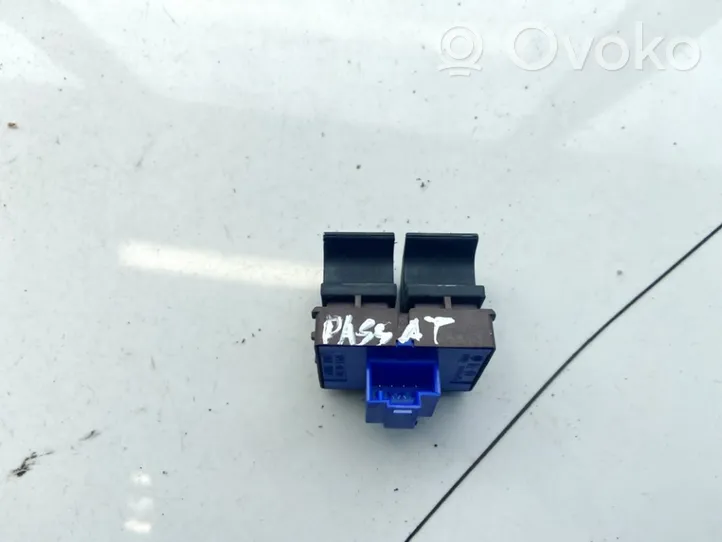 Volkswagen PASSAT B6 Fuel tank opening switch 3C0959903