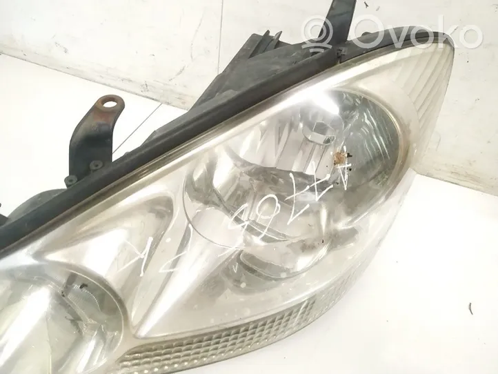 Toyota Avensis Verso Lampa przednia 