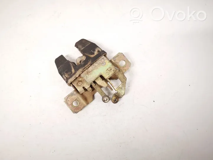 Volkswagen PASSAT B4 Aizmugurējā pārsega slēdzene 357827563