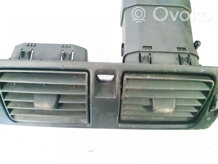 Volvo V50 Dysze / Kratki środkowego nawiewu deski rozdzielczej y011450