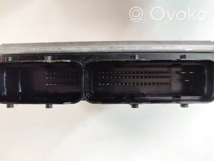 Opel Omega B2 Variklio valdymo blokas 0281010273