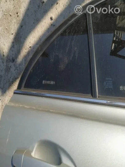 Toyota Avensis T250 Aizmugurē durvju stikla apdare 