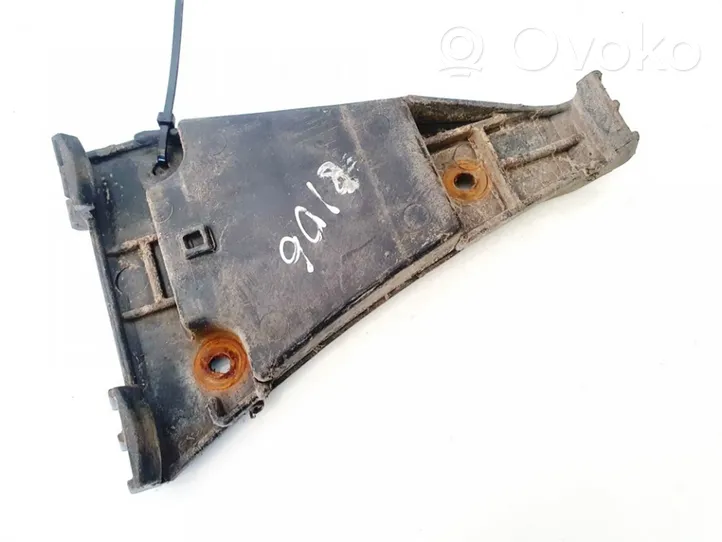 Audi A4 S4 B5 8D Priekšpusē bampera turētājs 8d0807284