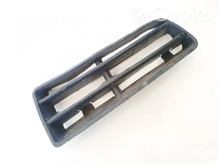 Volkswagen PASSAT B4 Grille inférieure de pare-chocs avant 242509