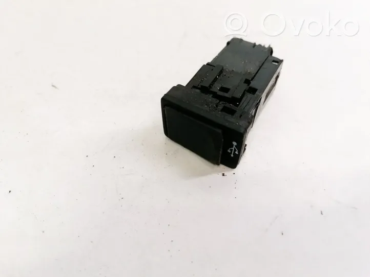 Toyota Hilux (AN120, AN130) Connettore plug in USB 861900K030C