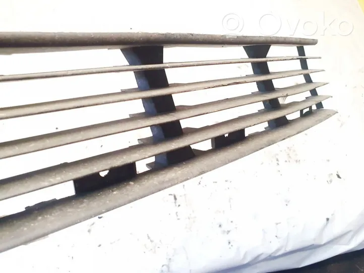 Volkswagen PASSAT B5 Grille inférieure de pare-chocs avant 3b0853677a