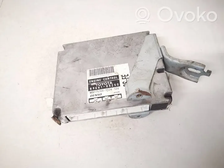 Toyota Avensis T220 Engine control unit/module 8966105250