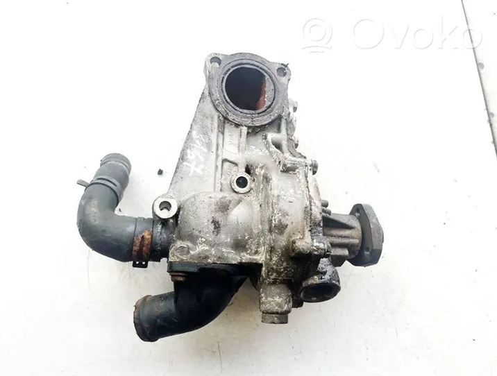 Audi A4 S4 B5 8D Vesipumppu r050121013