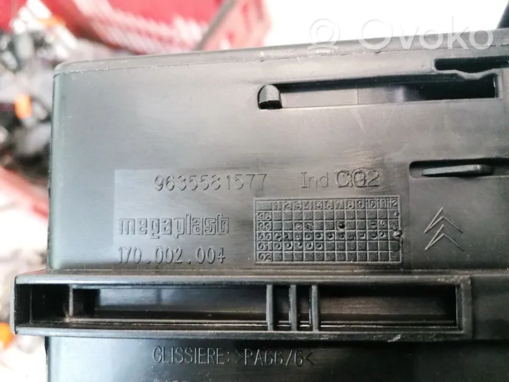 Citroen Xsara Picasso Peleninė panelėje 9635581577