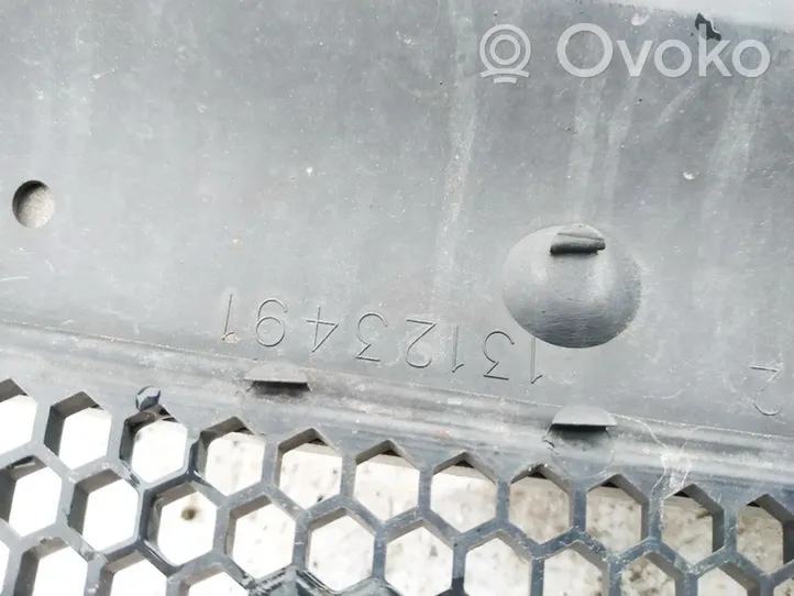 Opel Signum Priekšējais režģis 13123491