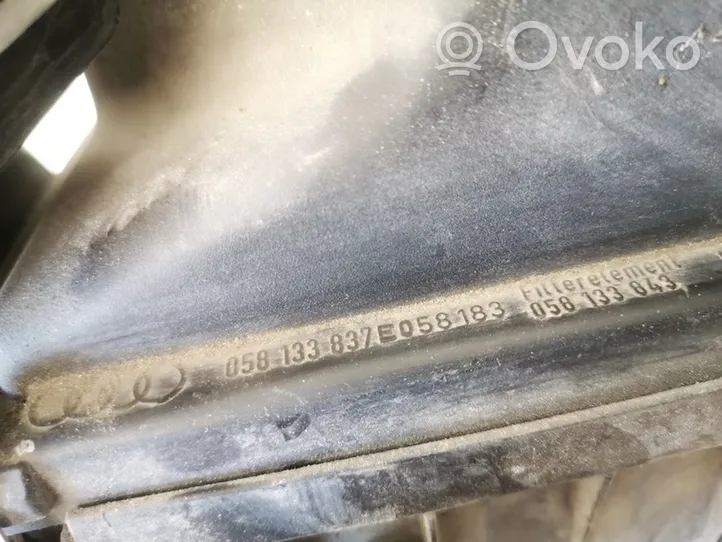 Audi A4 S4 B5 8D Oro filtro dėžė 058133837e