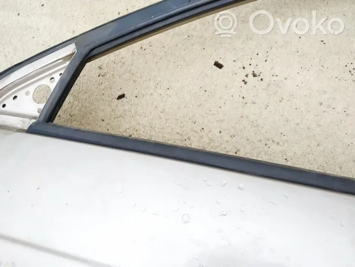 KIA Cerato Moulure de vitre de la porte avant 