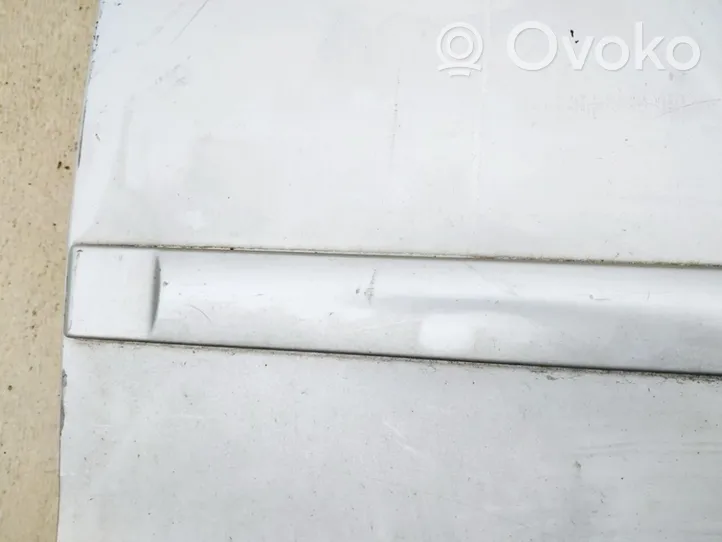 Mitsubishi Colt Listón embellecedor de la puerta delantera (moldura) 