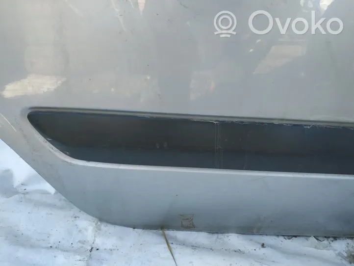 Nissan Almera N16 Takaoven lista (muoto) 