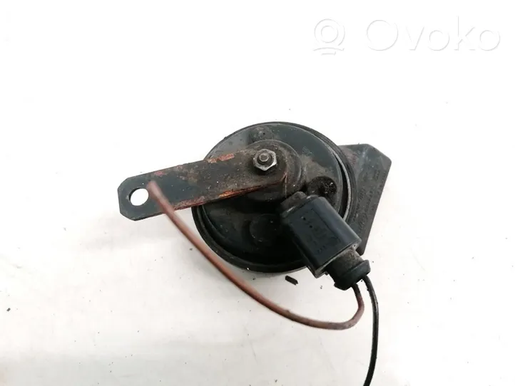 Volkswagen Polo IV 9N3 Horn signal E1000233