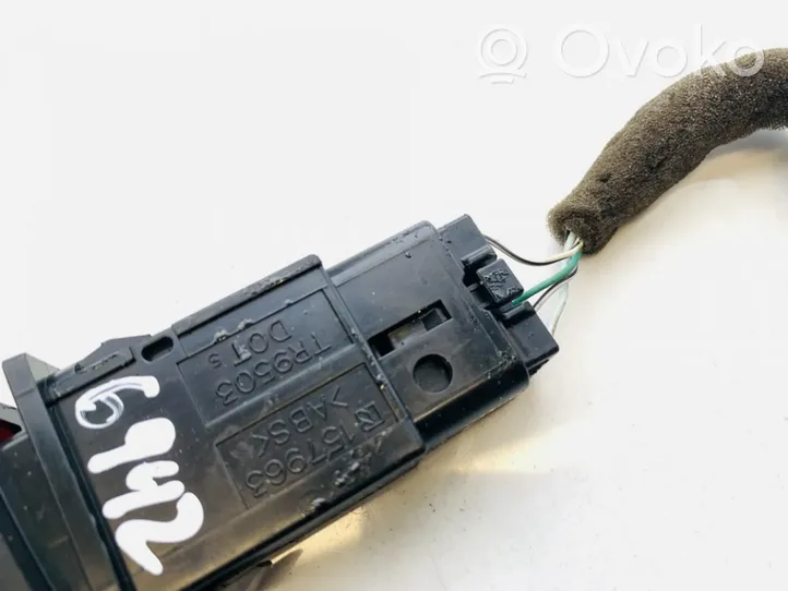 Toyota Avensis T250 Botón interruptor de luz de peligro 157963