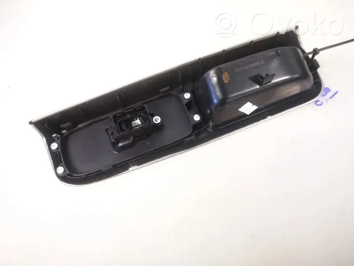 Volvo V50 Support bouton lève vitre porte avant 8679669