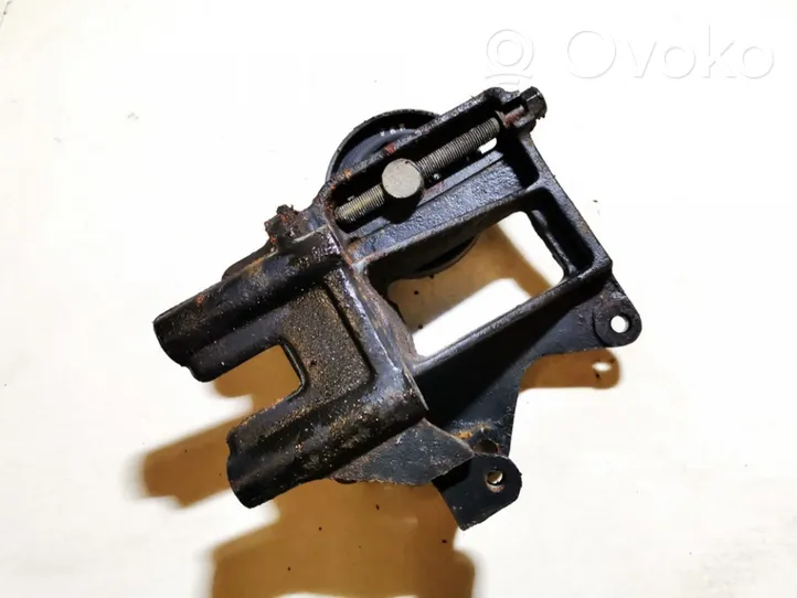 Hyundai Trajet Engine mounting bracket 