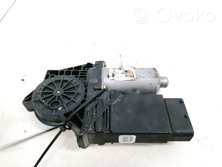 Volkswagen PASSAT B5 Priekinis varikliukas langų pakėlėjo 0130821694