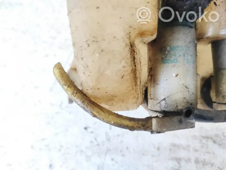 Nissan Almera Tuulilasi tuulilasinpesimen pumppu 2224583A