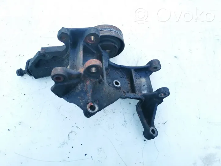 Hyundai Lantra II Engine mounting bracket 