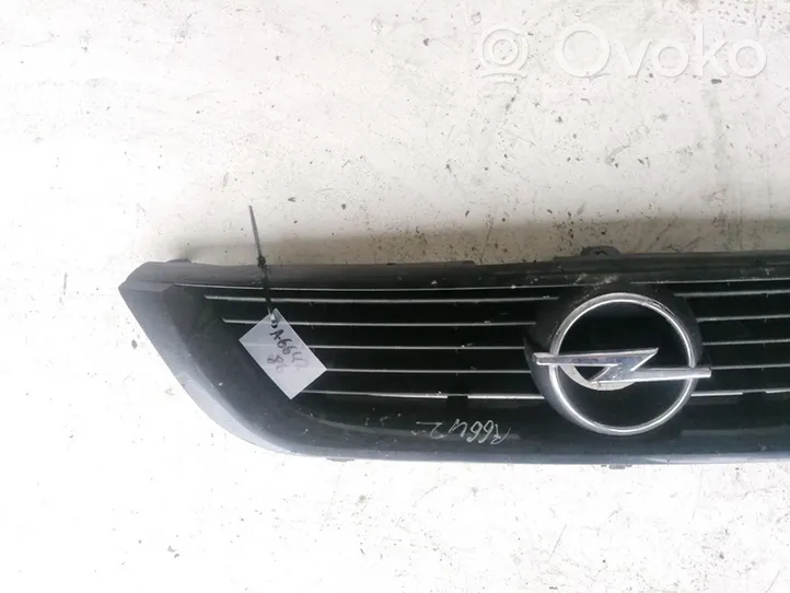 Opel Vectra B Grotelės priekinės 90505722