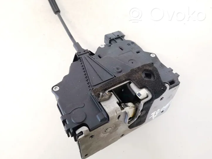 Opel Meriva B Front door lock 13258279