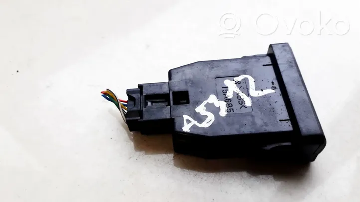 Toyota Prius (XW20) Interruptor del sensor de aparcamiento (PDC) 15A685