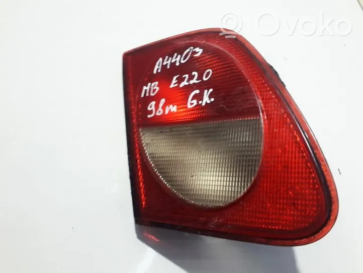 Mercedes-Benz E W210 Luci posteriori del portellone del bagagliaio 197503