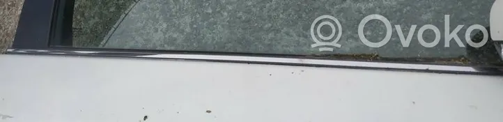 Toyota Avensis T270 Priekšpusē durvju stikla apdare 