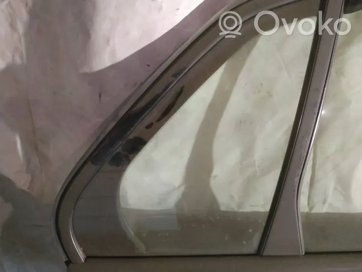 Volkswagen Jetta V Vetro del deflettore posteriore 