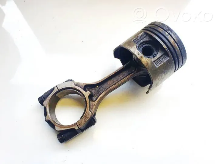 Toyota Avensis T220 Piston with connecting rod 64190