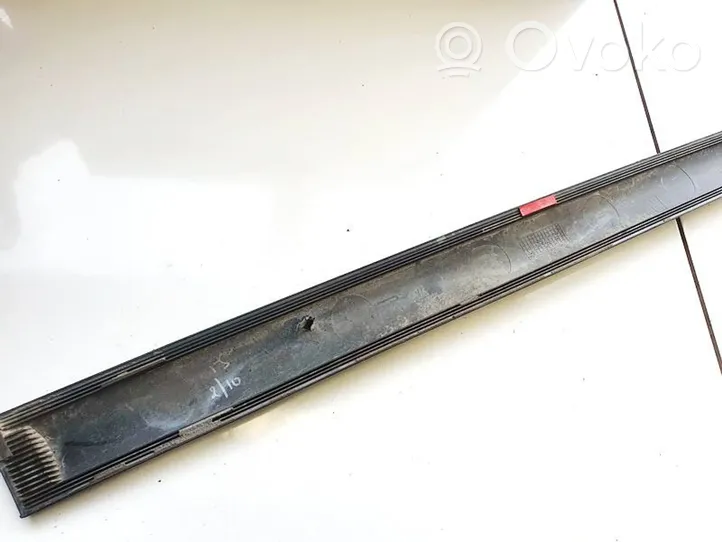 Nissan Note (E11) Moulure de porte avant 808709u000