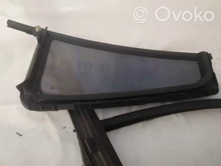 Skoda Octavia Mk2 (1Z) Vetro del deflettore posteriore 