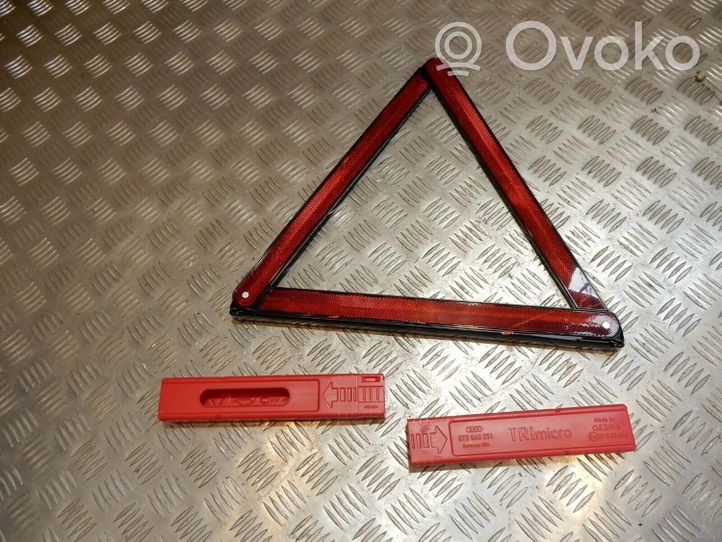 Audi A5 8T 8F Triangle d'avertissement 8T0860251