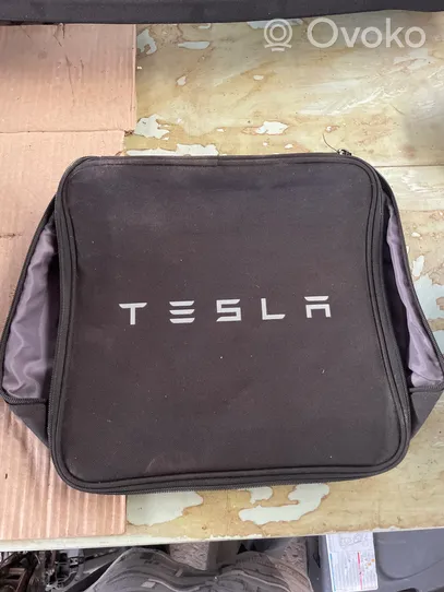 Tesla Model 3 Sähköauton latauskaapeli 150956400A