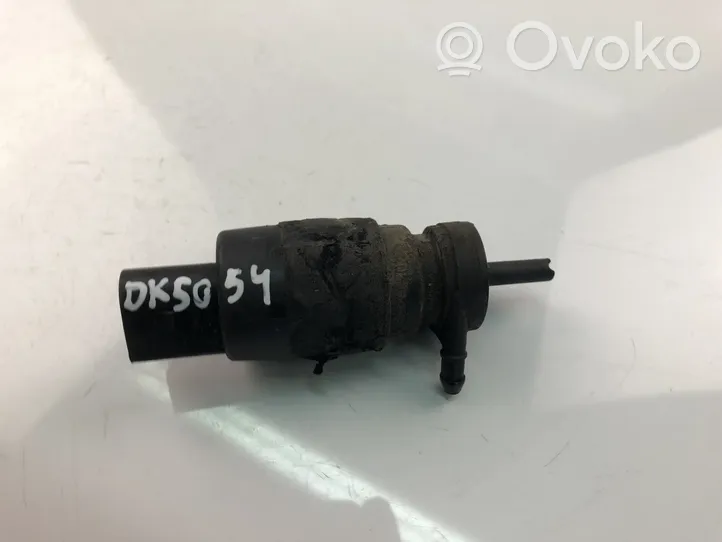 Volkswagen Jetta III Tuulilasi tuulilasinpesimen pumppu 1J5955651