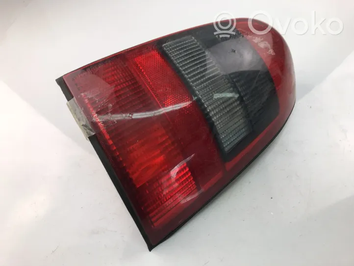 Opel Vectra B Lampy tylnej klapy bagażnika 09153155