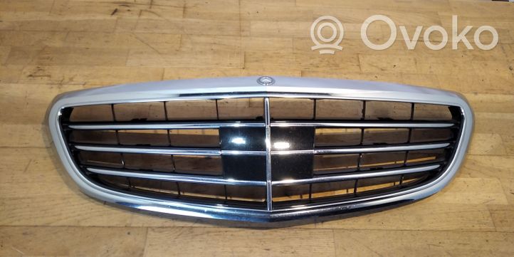 Mercedes-Benz C W205 ACC-etäisyystutkan anturi etusäleikössä/listassa A2058801314
