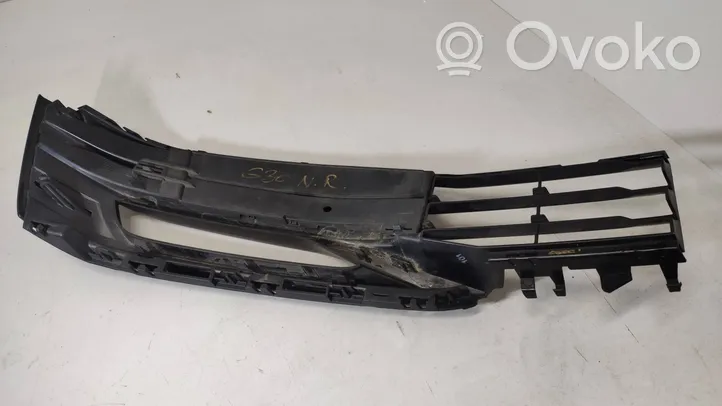 BMW 5 G30 G31 Grille inférieure de pare-chocs avant 51117385278