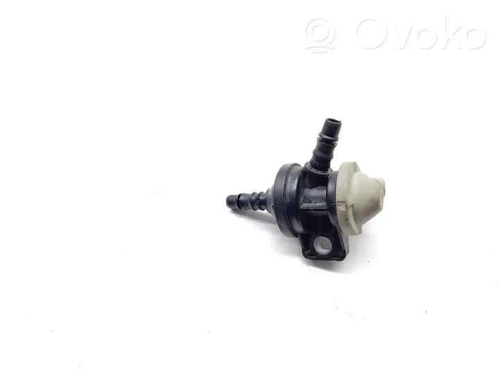 Audi A4 S4 B8 8K Valvola sfiato del serbatoio 06F133529D